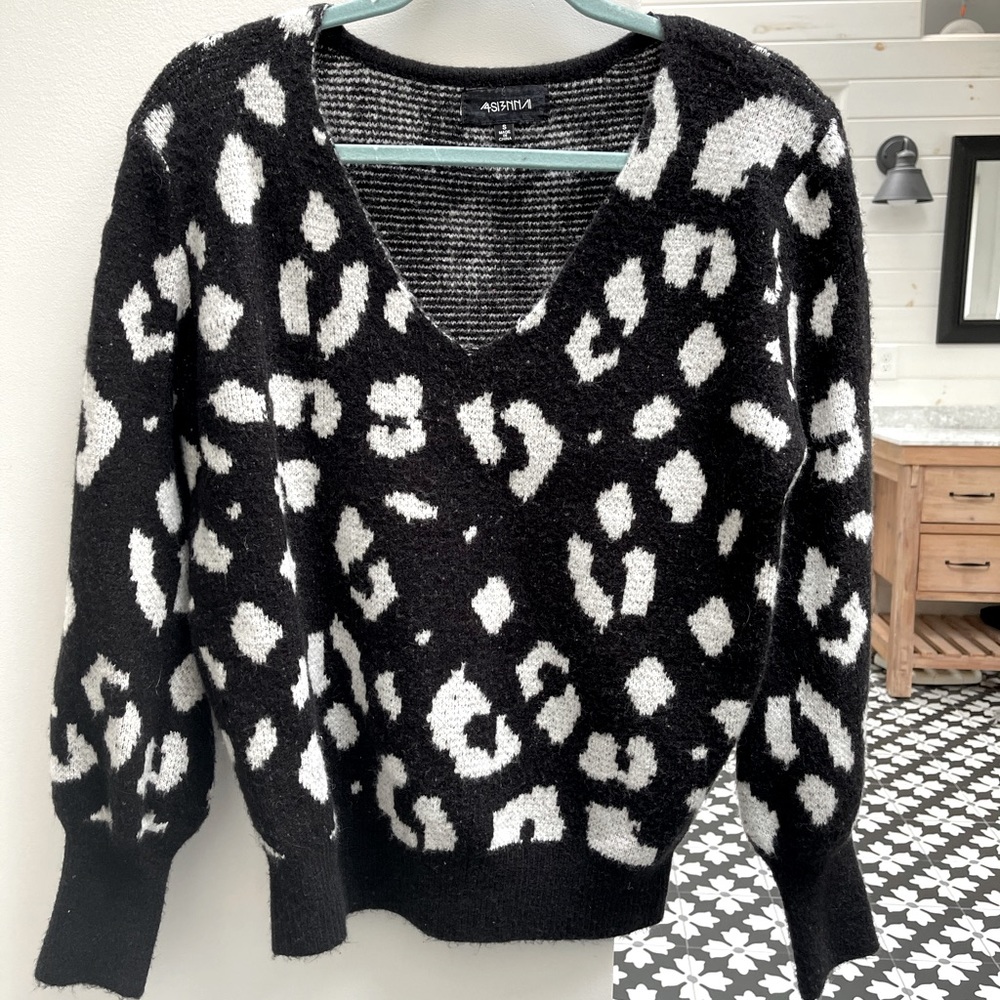 4SI3NNA Leopard Print Black & White Sweater Size S